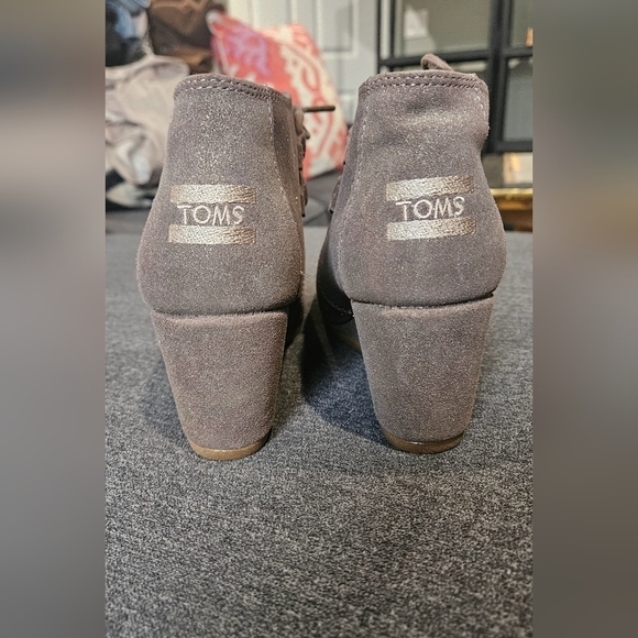 TOMS Kala Gunmetal Star Suede Oxford Bootie. Size 8 Like New - Picture 9 of 15